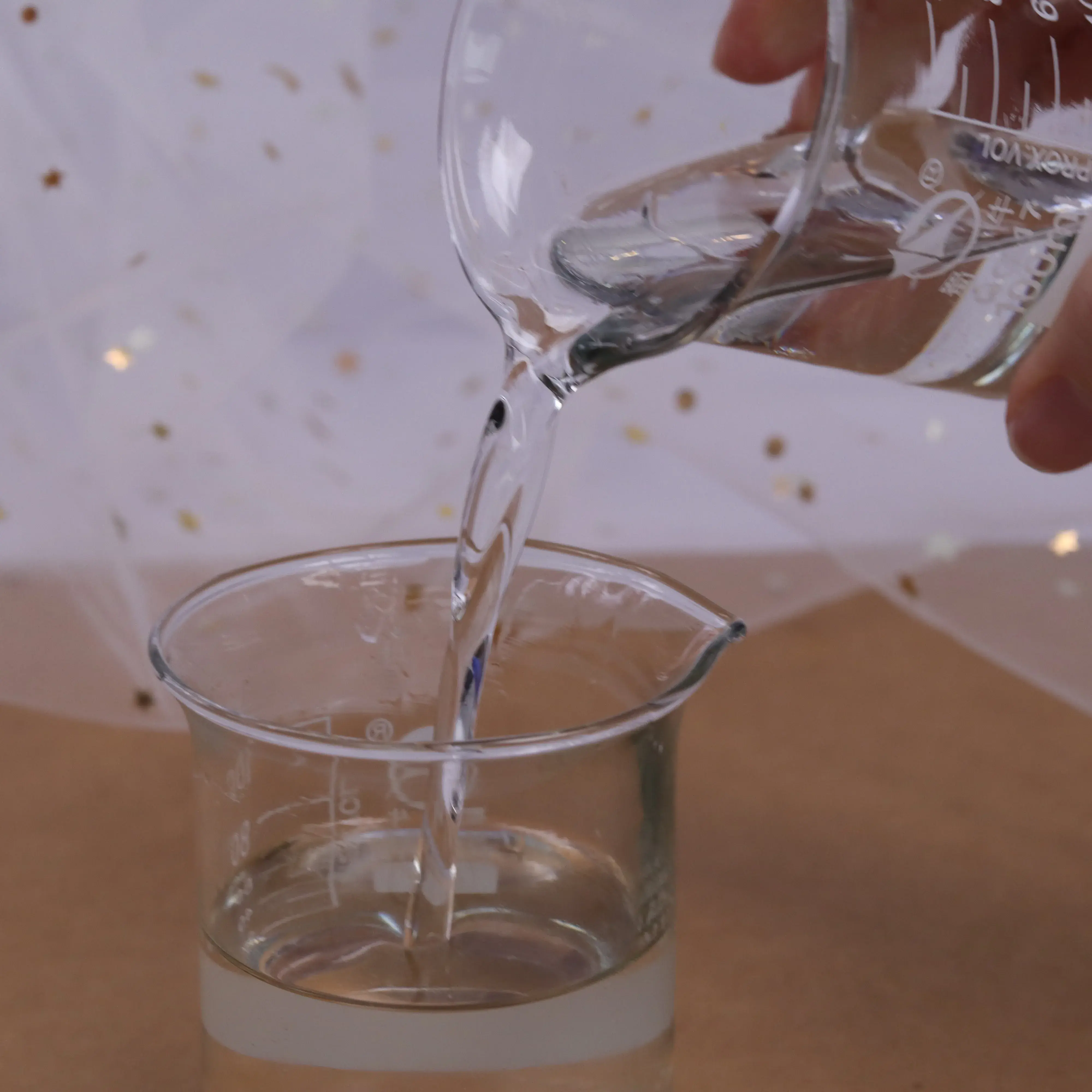 Grease Moisturizer White Mineral Oil 10# 26# Raw Material for Skin Care and Cosmetics Mineral Oil Cosmetic Grade CAS 8042-47-5